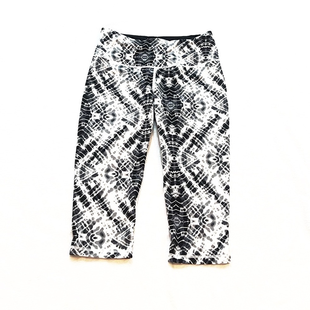 Victoria’s Secret Knockout Capri Leggings White Black Mid Rise Medium Tie Dye